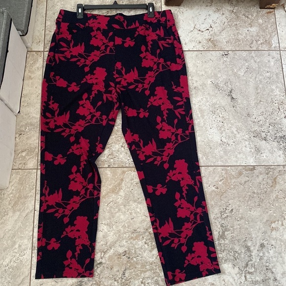 NWT Chico’s Travelers Blushing Blooms Crepe Pant Size 2.5 R - Picture 3 of 4